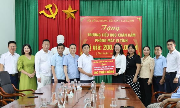 Hội đồng hương Bắc Ninh tại Hà Nội tặng quà cho học sinh xã Xuân Cẩm